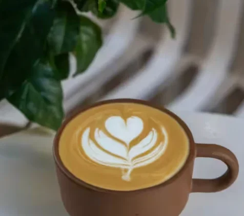 Latte art con forma de corazón